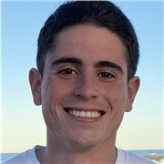 Soy abogado y a su vez tengo conocimientos de inglés. He estudiado el idioma durante años y viví en países de habla inglesa